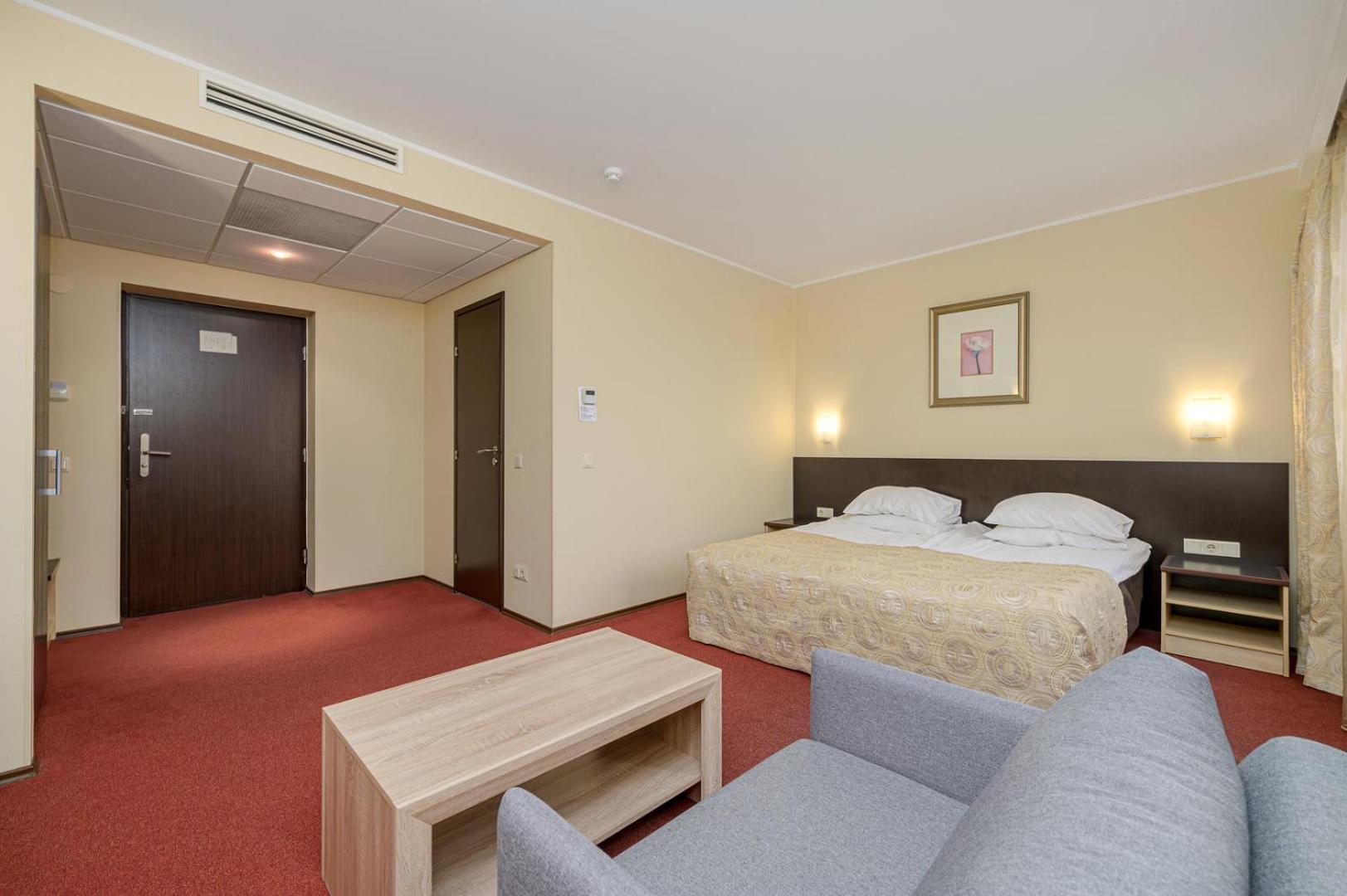 Hotel Rocca Al Mare Talin Exterior foto